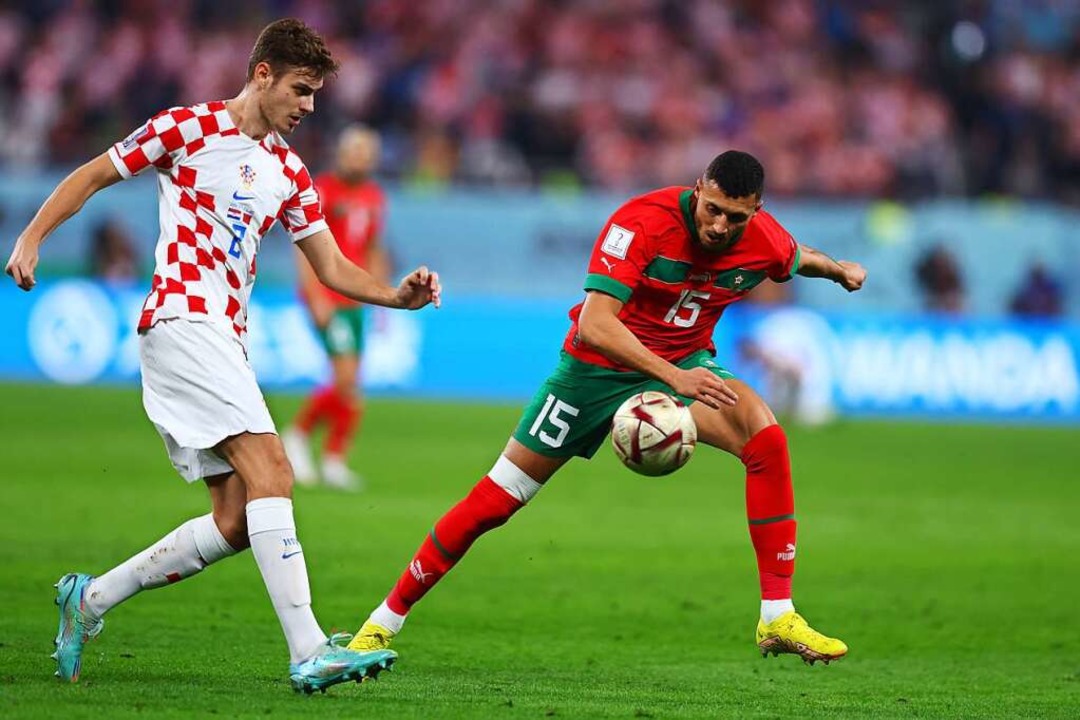 Kroatiens Mateo Kovacic (links) spielt gegen Marokkos Selim Amallah.  | Foto: Tom Weller (dpa)