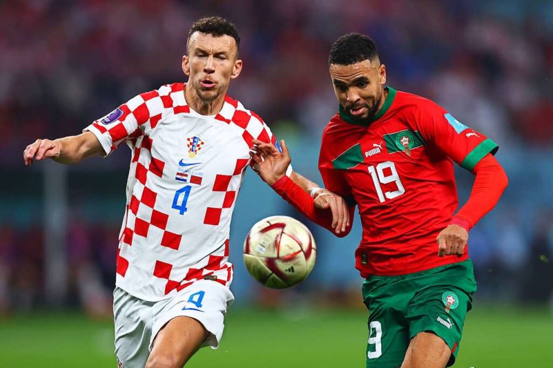 Kroatiens Ivan Perisic (links) spielt gegen Marokkos Youssef En-Nesyri.  | Foto: Tom Weller (dpa)