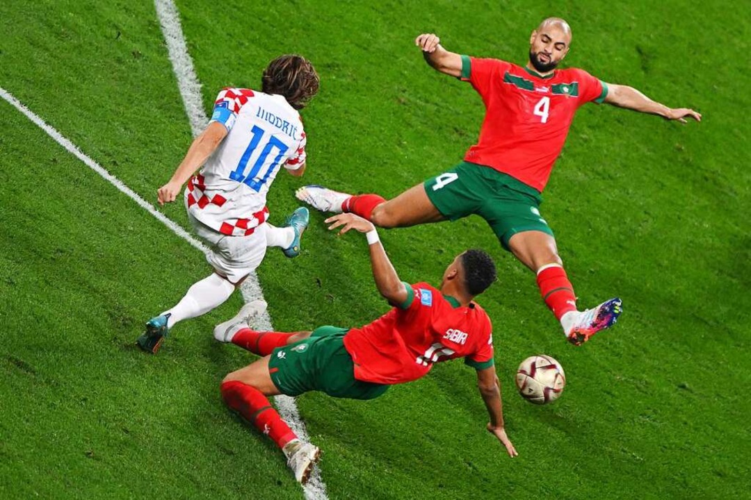 Kroatiens Luka Modric (links) spielt g...echts) und Marokkos Abdelhamid Sabiri.  | Foto: Robert Michael (dpa)