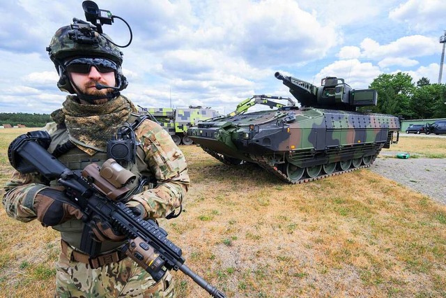 Die Schtzenpanzer Puma der Bundeswehr sind nicht einsatzbereit.  | Foto: Julian Stratenschulte (dpa)