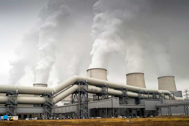 Blick auf die Dampfsulen der Khltrm...aftwerkes von Vattenfall (Archivbild).  | Foto: Patrick Pleul