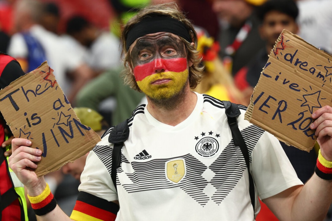 Aus in der Vorrunde: Ein Fan der deutschen Nationalelf ist enttäuscht.  | Foto: Christian Charisius (dpa)