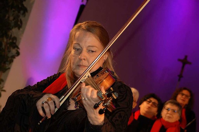 Ananda Bernstein, ein Profi in Gesang und mit Violine  | Foto: Petra Wunderle