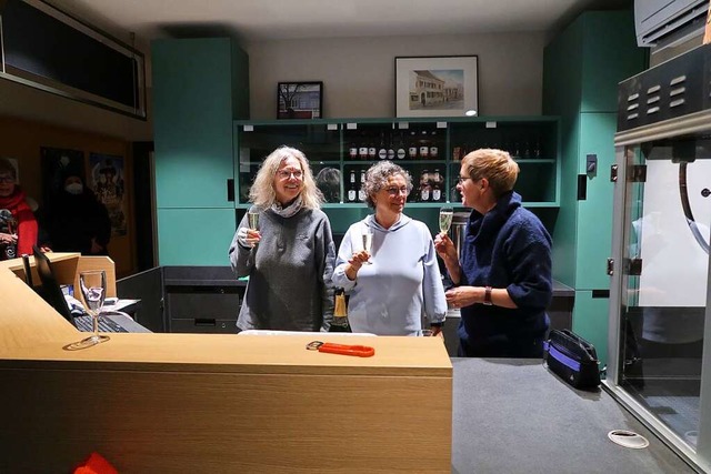 Zum Wohl:  Mitarbeiterinnen stoen auf das neu gestaltete Kinofoyer an.  | Foto: Christine Weirich