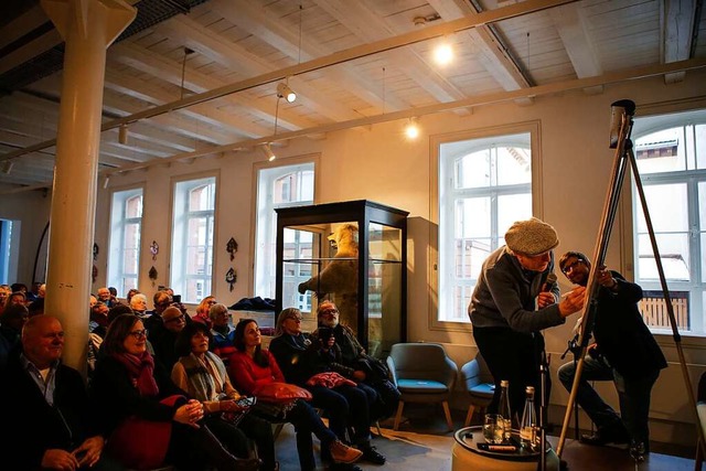 Peter Gaymann in Aktion vor einem aufmerksamen Publikum  | Foto: Adrian Hofmann