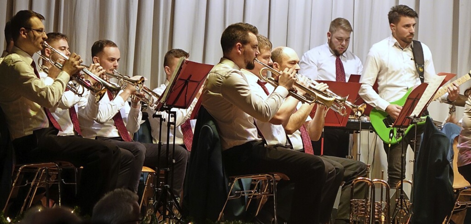 Mitreiende Rock-Medleys mit Hits lege...Musikverein Dossenbach auf die  Bhne.  | Foto: Roswitha Frey
