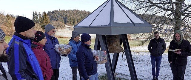 Pfarrer Bernhard Stahlberger sprach se...ab die Glocke an die Dorfgemeinschaft.  | Foto: Hans-Jrgen Sackmann