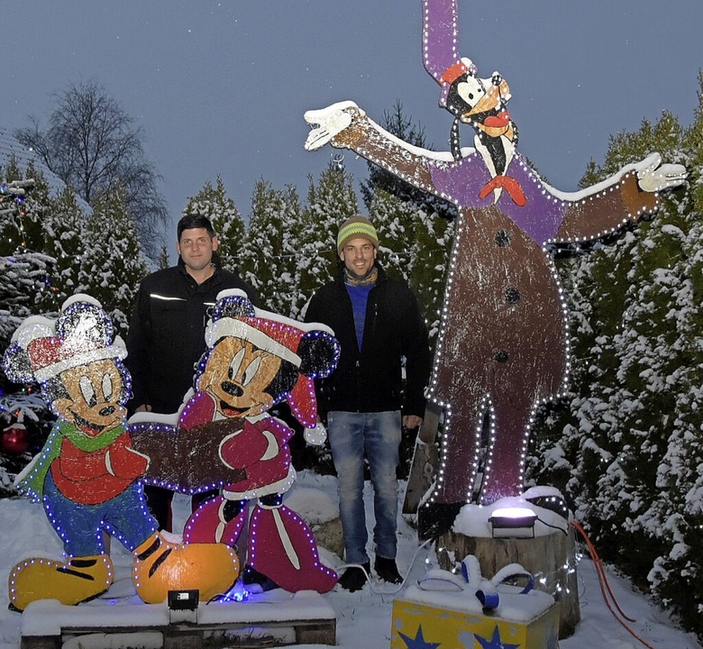 Marc Geng und Matthias Baumgartner mit... Disney-Figuren aus den ersten Jahren.  | Foto:  Stefan Pichler