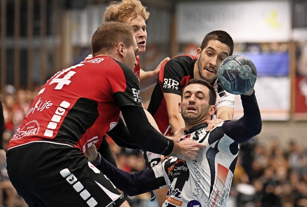 Hart zugepackt wurde durchaus im Derby...n Alvarez am Ball &#8211;  zu stoppen   | Foto: Wolfgang Knstle