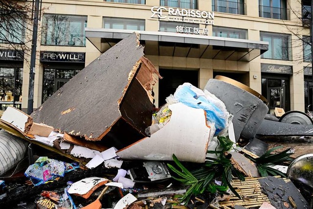 Trmmer vor dem Berliner Hotel, dessen Aquarium zerborsten ist.  | Foto: JOHN MACDOUGALL