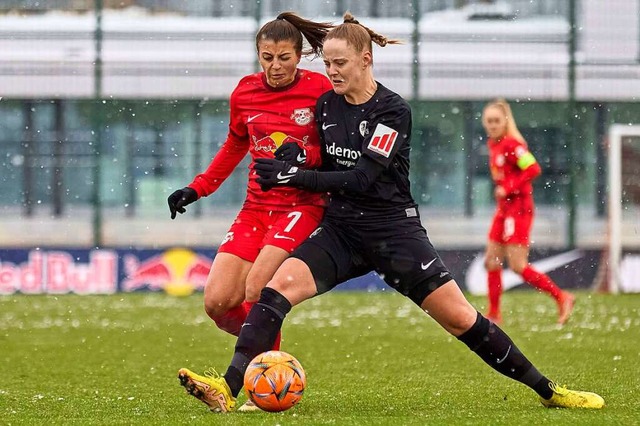 Die Freiburgerin Felicitas Gutmann sch... ihrer Gegenspielerin Korina Janez ab.  | Foto: IMAGO/Martin Stein