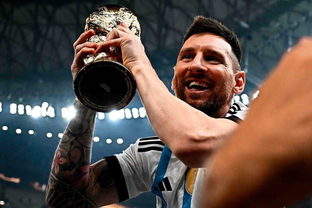 Das ganze Glück der Welt(meisterschaft): Messi und der Pokal.  | Foto: ANNE-CHRISTINE POUJOULAT (AFP)