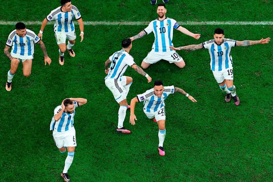 Lionel Messi (Nummer 10) und seine Kol...wonnenen Elfmeterschieen kaum fassen.  | Foto: GIUSEPPE CACACE (AFP)