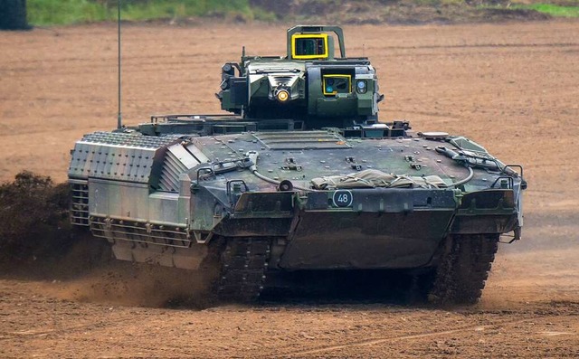 Ein Schtzenpanzer vom Typ Puma fhrt ...ionslehrbung  ber einen bungsplatz.  | Foto: Philipp Schulze (dpa)