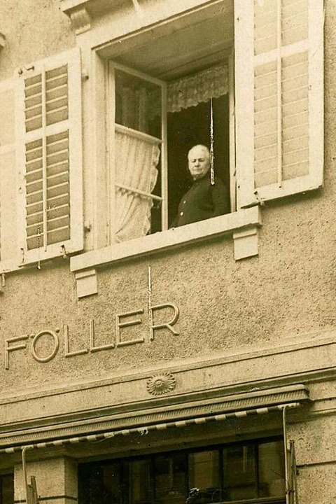 Marie Feser am Fenster über dem Schuhhaus Föller auf einem Foto von 1928.  | Foto: Archiv Manfred Gallo