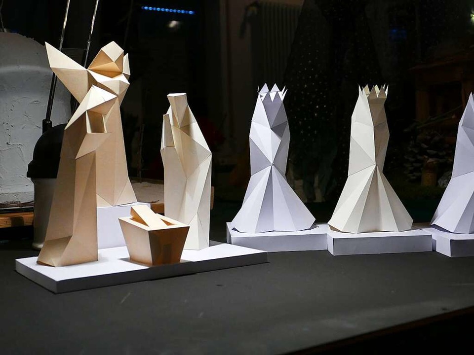 Eine Krippe mit Figuren in Origamitechnik  | Foto: Martina David-Wenk