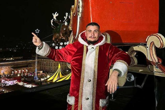 Breisacher Hochseilartist Fernando Traber tritt als fliegender Weihnachtsmann in Kassel auf