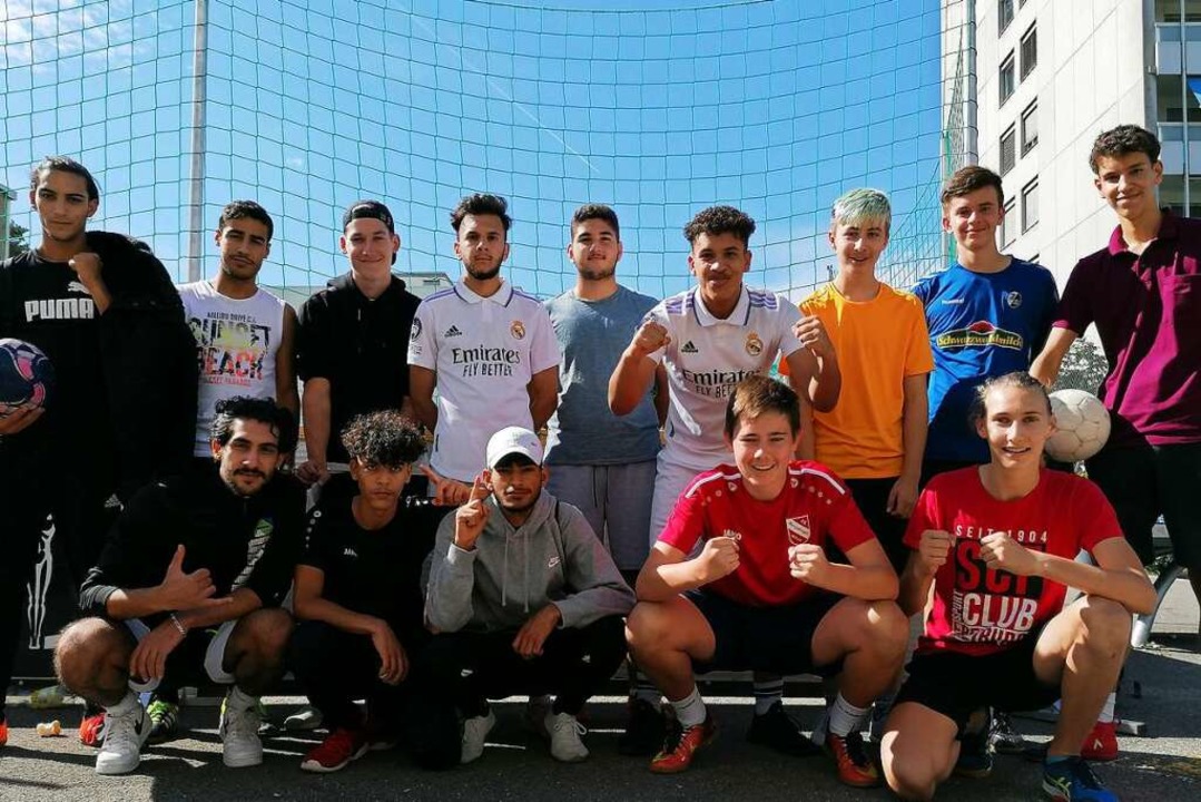 Das Fußballteam des Jugendhauses Altes...Turnier bis zum Swiss-Cup nach Luzern.  | Foto: Matthias Eisenbeis