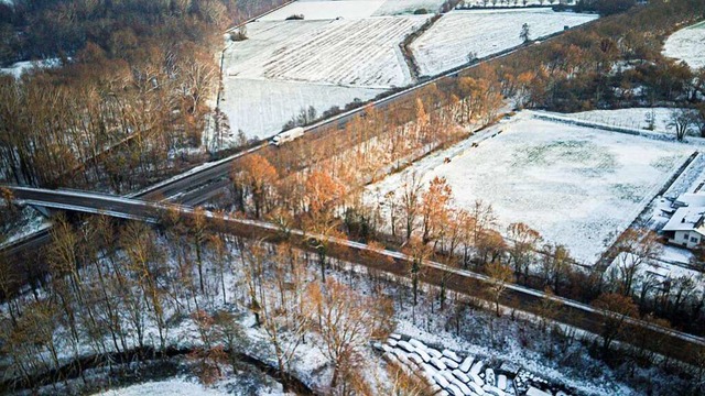 Die Kreisstrae von Holzhausen (rechts...e Holzhauser Sportanlagen anschneiden.  | Foto: Hubert Gemmert