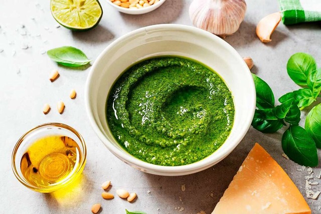 Pesto genovese besteht aus Basilikum, ...ino, Pinienkernen, Knoblauch und Salz.  | Foto: Nelea Reazanteva (stock.adobe.com)