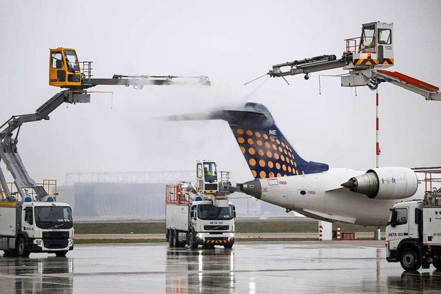 Eine Passagiermaschine der Lufthansa w... Start am Flughafen Frankfurt enteist.  | Foto: Boris Roessler (dpa)