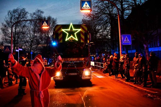 Der Blaulichtkorso versprhte einen vorweihnachtlichen Geist in Rheinfelden.  | Foto: Heinz und Monika Vollmar