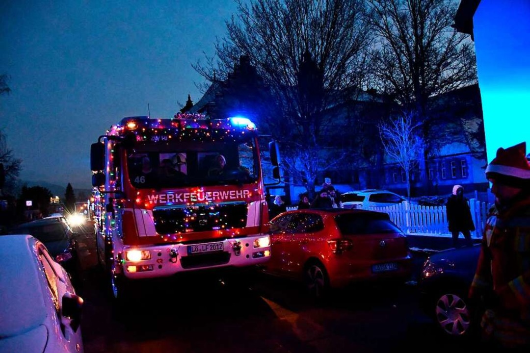 Der Blaulichtkorso versprhte einen vorweihnachtlichen Geist in Rheinfelden.  | Foto: Heinz und Monika Vollmar