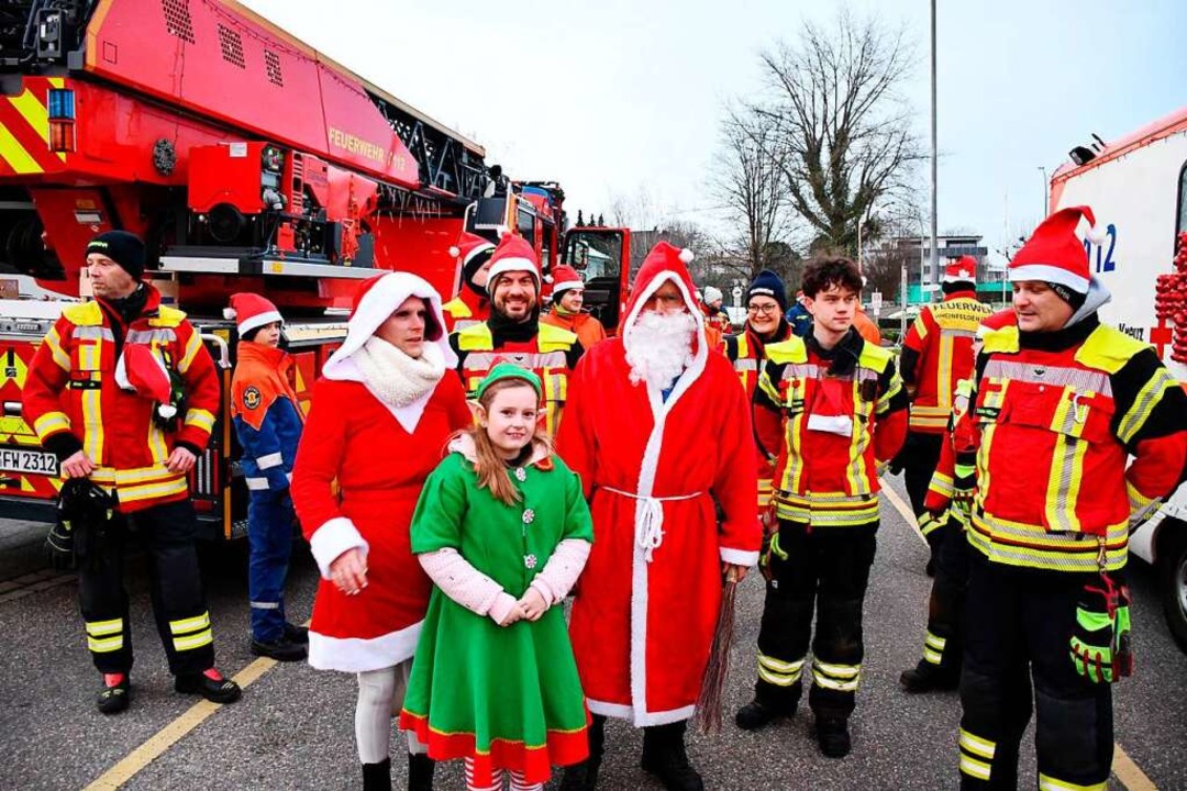 Der Blaulichtkorso versprhte einen vorweihnachtlichen Geist in Rheinfelden.  | Foto: Heinz und Monika Vollmar