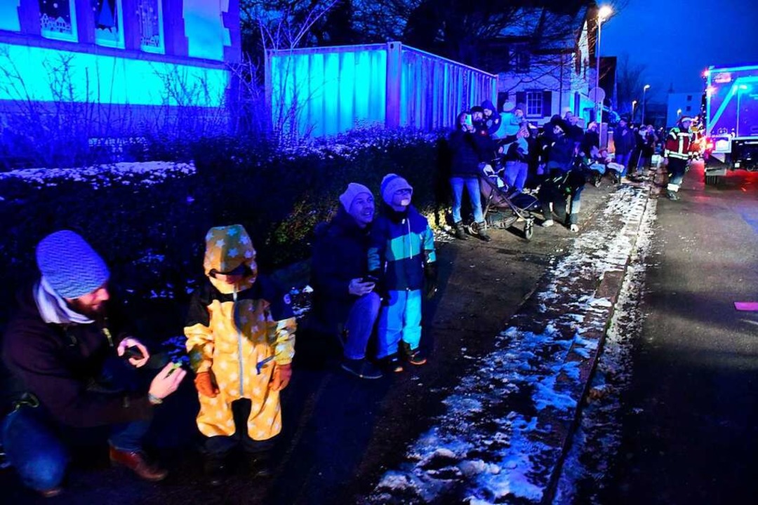 Der Blaulichtkorso versprhte einen vorweihnachtlichen Geist in Rheinfelden.  | Foto: Heinz und Monika Vollmar