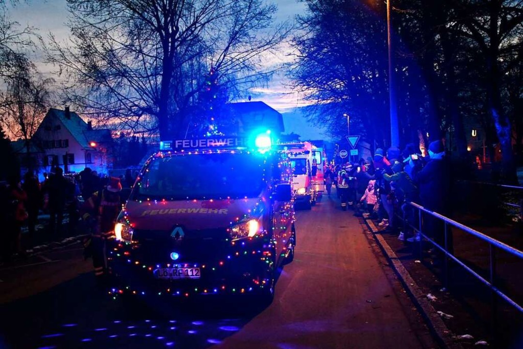 Der Blaulichtkorso versprühte einen vorweihnachtlichen Geist in Rheinfelden.  | Foto: Heinz und Monika Vollmar