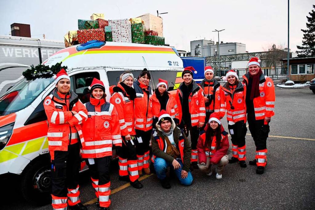 Der Blaulichtkorso versprhte einen vorweihnachtlichen Geist in Rheinfelden.  | Foto: Heinz und Monika Vollmar
