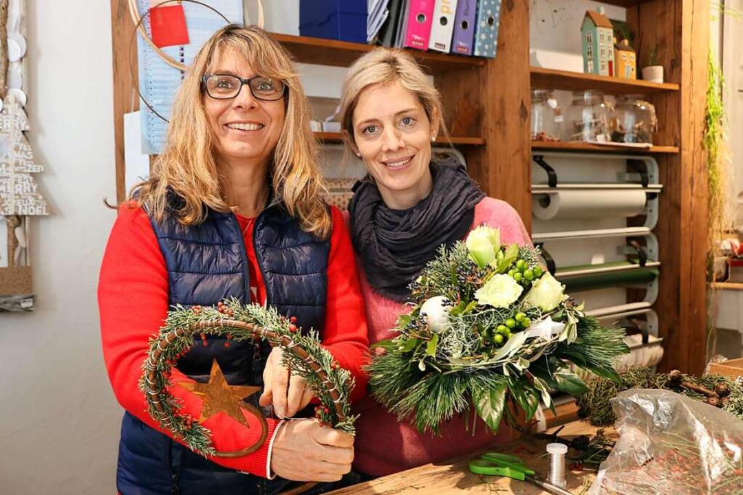 Sabrina Blatter (rechts) und ihre Mita...ng fr Weihnachtswnsche Hand in Hand.  | Foto: Martha Weishaar