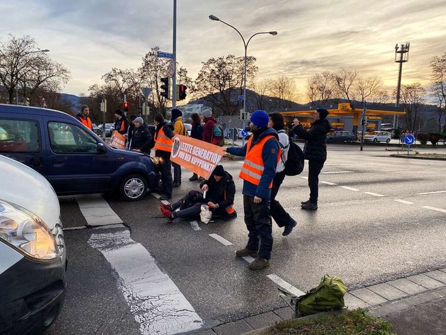 Klimaaktivisten blockieren Bundesstrae 3 in Freiburg  | Foto: Anika Maldacker