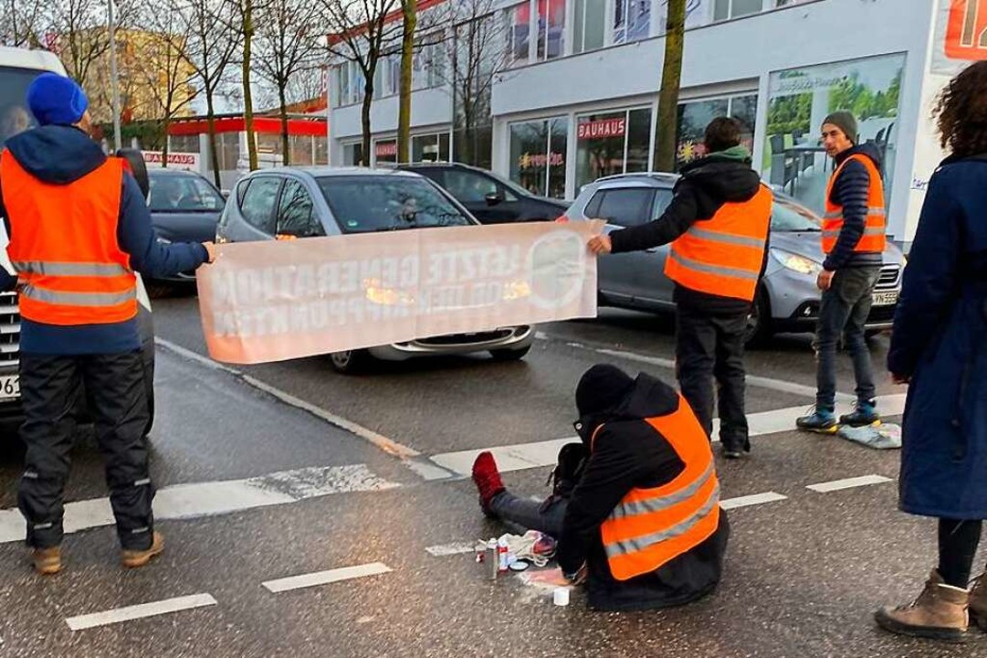 Klimaaktivisten blockieren Bundesstraße 3 in Freiburg  | Foto: Anika Maldacker