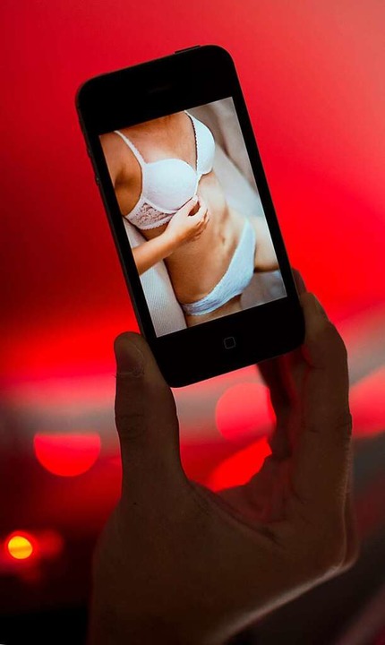 Mit intimen Videochats werden bei der ...nahmen ins Netzt zu stellen, erpresst.  | Foto: Julian Stratenschulte