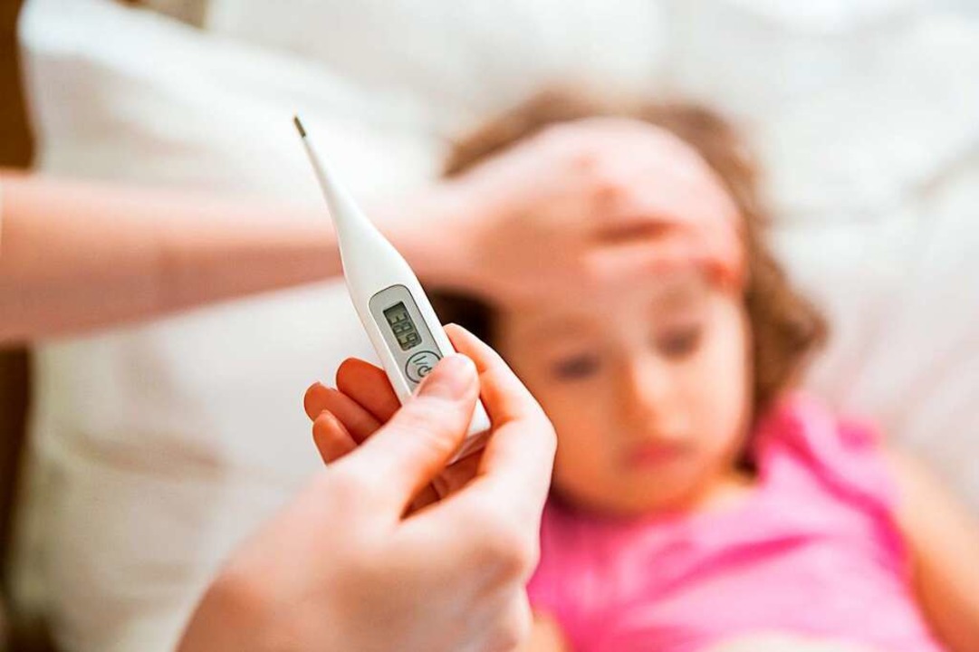 Wenn die Kinder mit Fieber im Bett lie...le Eltern zum Kinderarzt (Symbolbild).  | Foto: Aleksandra Suzi  (stock.adobe.com)