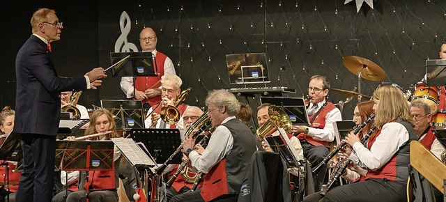 Dirigent Viktor Severjanovas und das Aktivorchester in der Wiesentalhalle  | Foto: Ansgar Taschinski