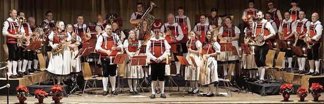 Das Orchester der Trachtenkapelle Hart...plaus, bevor sich der Vorhang schloss.  | Foto: Hans-Jrgen Sackmann
