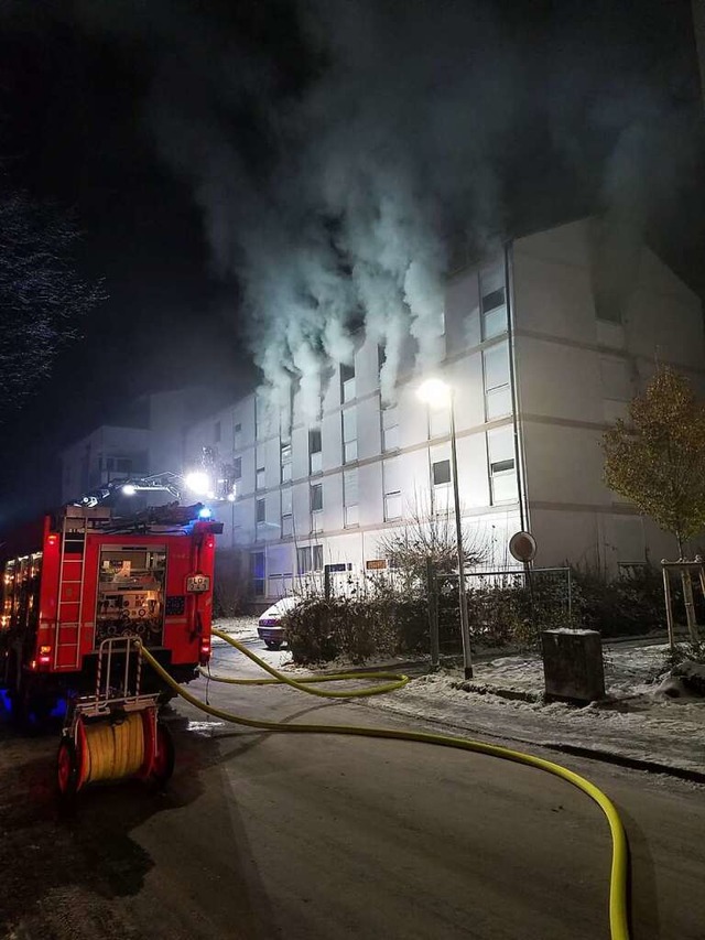 Nach dem Brand in einem Mnnerwohnheim...n ist die Ursache nach wie vor unklar.  | Foto: Feuerwehr