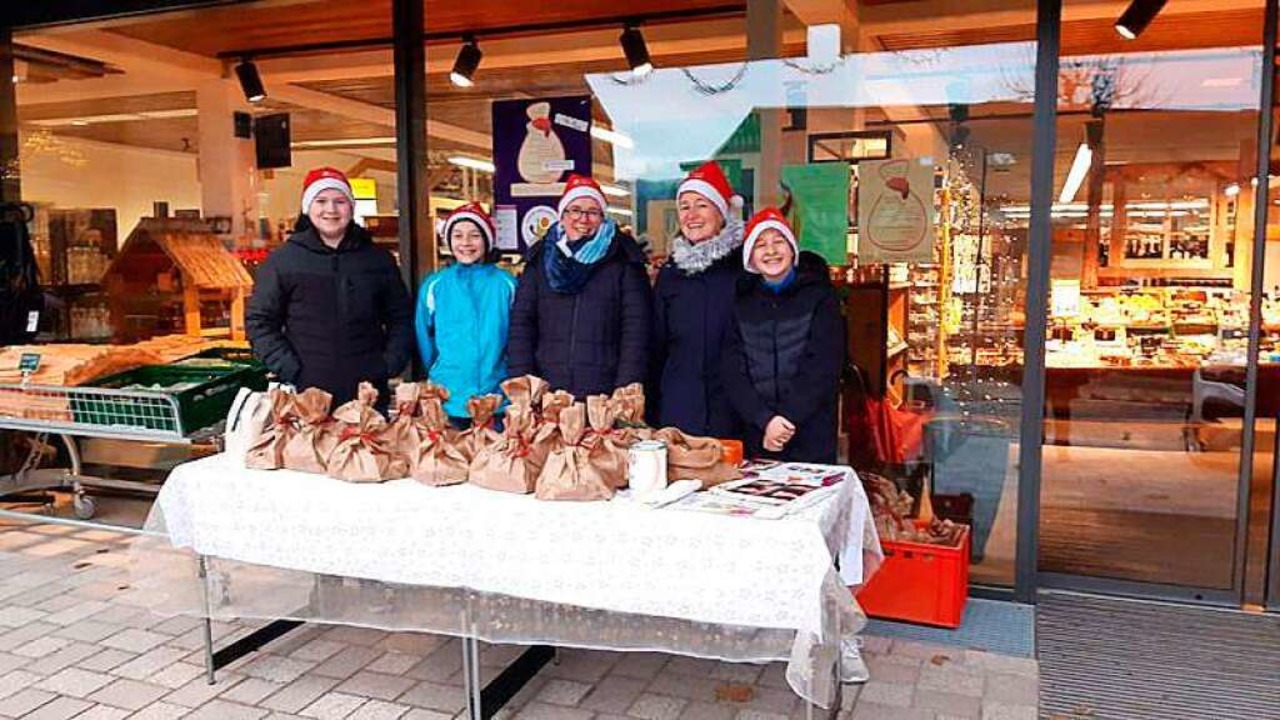 Beim Verkauf der Nikolaussäckchen wurd...(Mitte) von ihren Kindern unterstützt.  | Foto: Rainer Lebtig