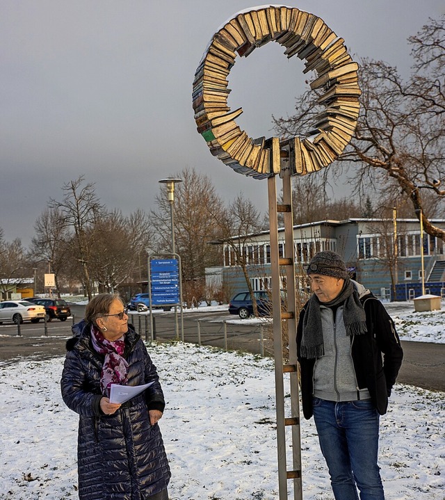 Der Knstler Alfonso Lipardi mit  Ulla... der Skulptur &#8222;Brennglas&#8220;.  | Foto: Hubert Gemmert