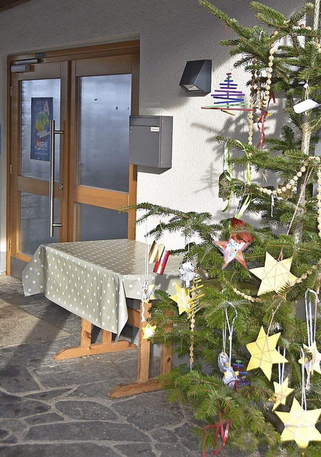 Weihnachtlicht geschmckt: Der Eingang zum Kindergarten und der Grundschule.  | Foto: Angelika Schmidt