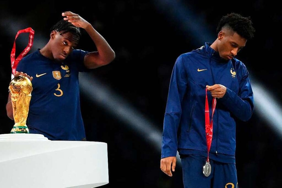 Kingsley Coman (rechts) ist einer der ... nach dem  WM-Finale enttäuscht waren.  | Foto: FRANCK FIFE (AFP)