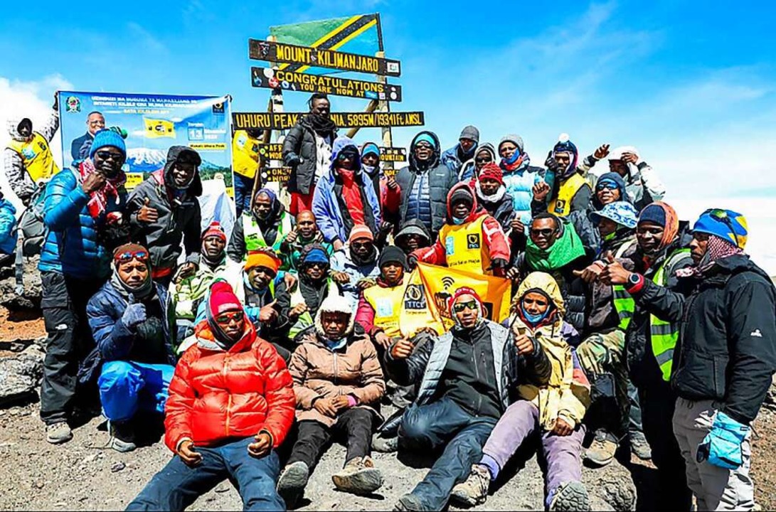 Eine Gruppe um Tansanias Informationsm...ye weiht das High-Speed-Internet  ein.  | Foto: Peter Nyanje (dpa)