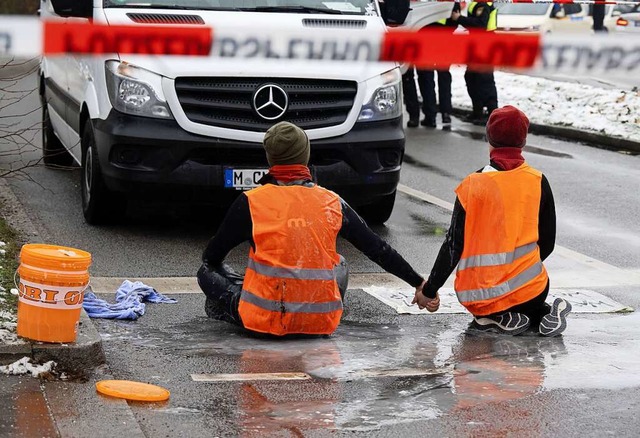 Aktion der &#8222;Letzten Generation&#8220; in Mnchen   | Foto: Peter Kneffel (dpa)