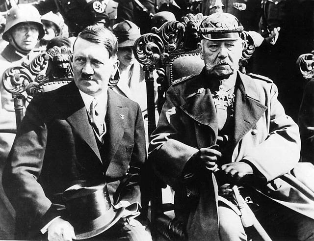 Politische Bundesgenossen: Adolf Hitler und Paul von Hindenburg   | Foto: Verwendung weltweit, usage worldwide