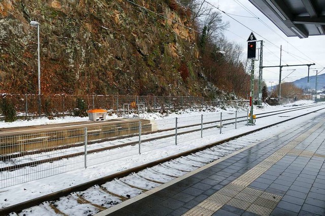 Ein Zaun versperrt den Weg von Bahnste...ahn fhrt Sicherheitsgrnde ins Feld.   | Foto: Sylvia Sredniawa