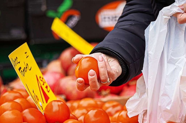 Tomaten sind in der Schweiz gnstiger geworden.  | Foto: Moritz Frankenberg (dpa)