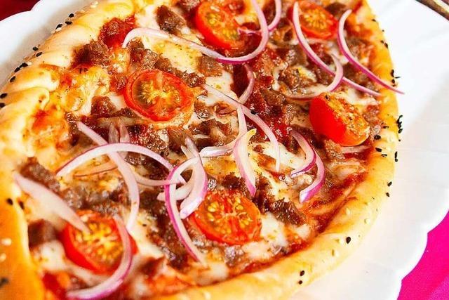 Pizza alla turca – aus trkischem Fladenbrot wird eine knusprige Pizza