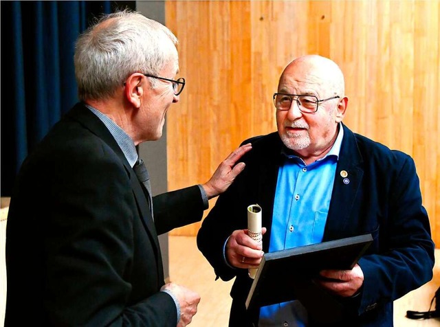 Gerhard Ruder (links) ernannte Willi Ugi zum Ehrenvorsitzenden.   | Foto: Reiner Beschorner